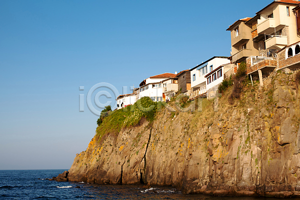 사람없음 JPG 포토 해외이미지 가로 건물 건축양식 바다 바위 불가리아 빨간색 야외 유럽 자연 작음 주택 지붕 초록색 타운 파도 파란색 하늘 해외202004 휴양지 흰색