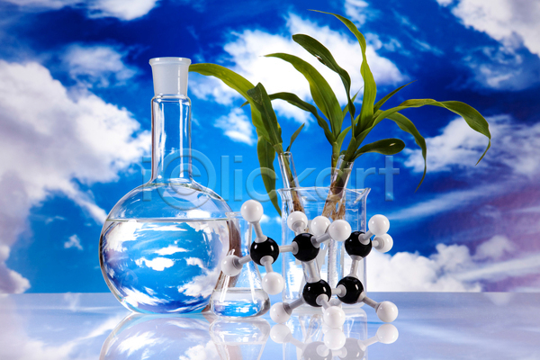 사람없음 JPG 포토 해외이미지 구름(자연) 둥근플라스크 분자구조모형 비커 식물 실내 실험 실험실 액체 플라스크 하늘 해외202004 화학 화학실험