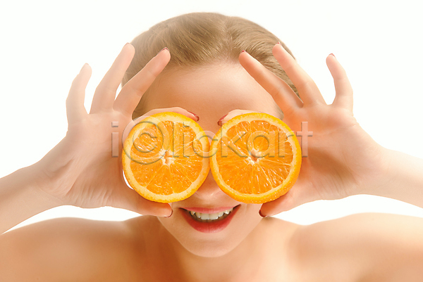 신선 행복 사람 여자 한명 JPG 포토 해외이미지 건강 과일 관리 먹기 모델 미소(표정) 백그라운드 얼굴 오렌지 음식 해외202004 흰색