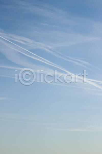 사람없음 JPG 로우앵글 포토 해외이미지 구름(자연) 날씨 백그라운드 솜털 야외 자연 카피스페이스 컬러풀 파란색 풍경(경치) 하늘 해외202004 흰색
