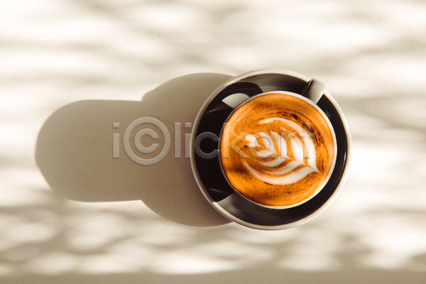 티타임 사람없음 JPG 포토 하이앵글 해외이미지 그림자 라떼 라떼아트 실내 커피 커피잔 해외202004 흰배경