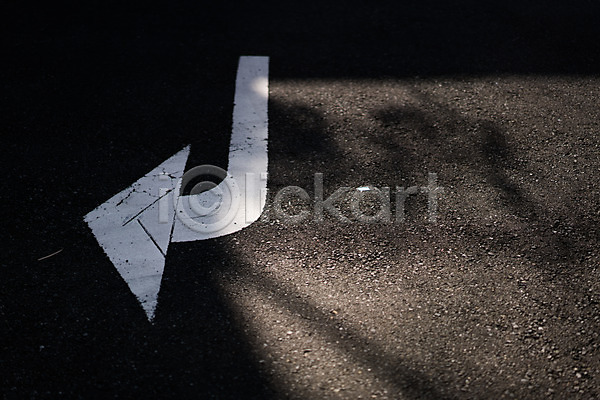 사람없음 JPG 포토 거리 거리풍경 그림자 도로 방향지시 야외 주간 풍경(경치) 화살표