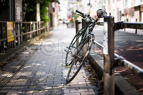 사람없음 JPG 아웃포커스 포토 거리 거리풍경 안전펜스 야외 자전거 주간 주차 풍경(경치)