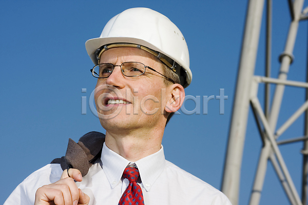 사람 한명 JPG 포토 해외이미지 감독 건물 건설현장 건축가 경영자 계약자 기중기 맑음 머리 미소(표정) 비즈니스 산업 셔츠 안전 안전모 엔지니어 파란색 하늘 해외202004 햇빛 헬멧