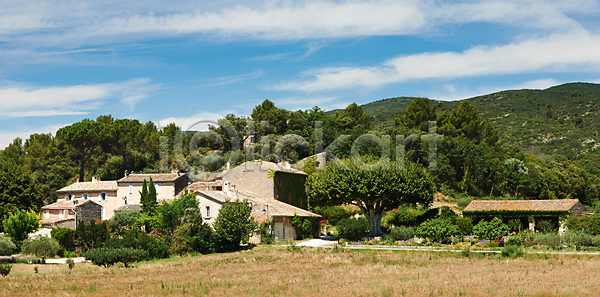 사람없음 JPG 포토 해외이미지 건축양식 리빙 마을 바위 산 시골 언덕 여름 주택 풍경 프랑스 프로방스 해외202004 해외포토