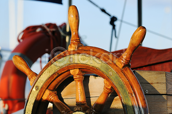 사람없음 JPG 포토 해외이미지 네비게이션 목재 묘사 바다 바퀴 밧줄 보트 수확 옛날 요트 함선 항해 해외202004 핸들