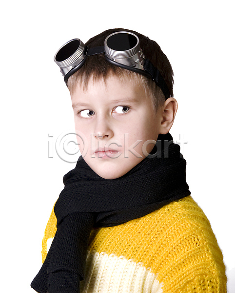 기쁨 만족 남자 소년 청년 한명 JPG 포토 해외이미지 넘어짐 목도리 미소(표정) 백그라운드 빛 안경 얼굴 응시 파일럿 표현 해외202004 흰색