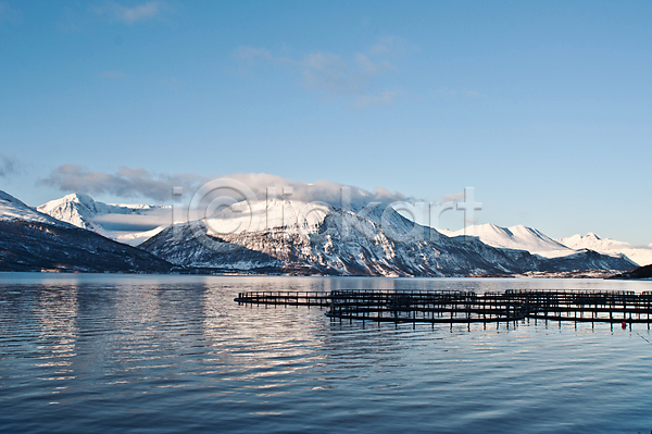 추위 사람없음 JPG 포토 해외이미지 가로 겨울 구름(자연) 냉동 노르웨이 농장 달력 물 바다 반사 백그라운드 북극 북쪽 빙하 산 산업 서리 스칸디나비아 어류 얼음 연어 자연 파란색 풍경(경치) 하늘 해외202004 환경 황무지