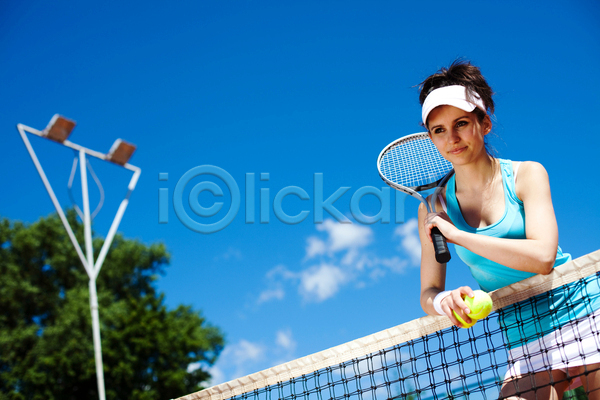 즐거움 서양인 성인 성인여자한명만 여자 한명 JPG 앞모습 포토 해외이미지 네트 들기 상반신 야외 우먼라이프 주간 테니스 테니스라켓 테니스복 하늘 해외202004