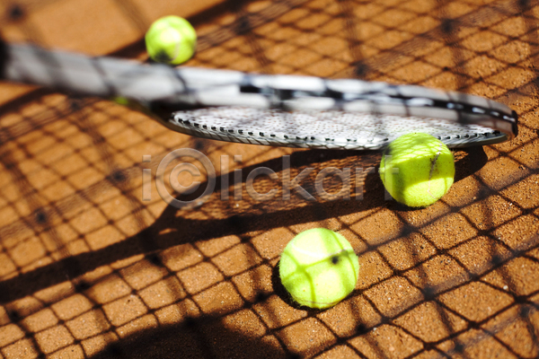 사람없음 JPG 소프트포커스 포토 해외이미지 네트 땅바닥 야외 주간 테니스 테니스공 테니스라켓 테니스용품 테니스장 해외202004