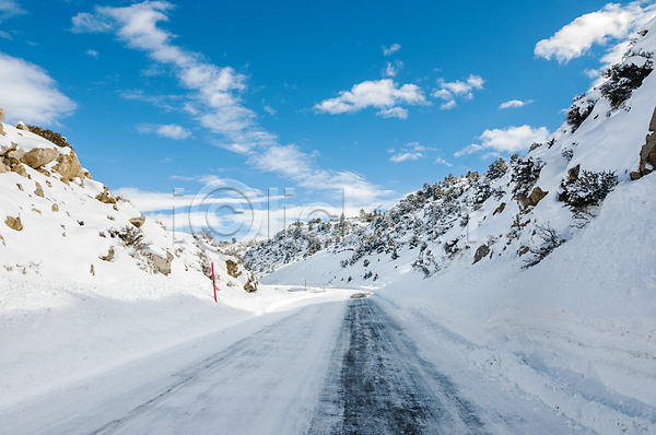 추위 사람없음 JPG 포토 해외이미지 겨울 계곡 계절 냉동 눈내림 도로 미국 산 야외 얼음 자연 캘리포니아 파란색 풍경(경치) 하늘 해외202004 흰색