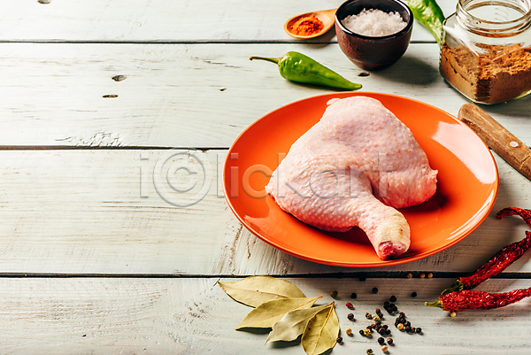사람없음 JPG 포토 해외이미지 닭고기 닭다리 생고기 소금 월계수잎 접시 할라피뇨 해외202004 홍고추