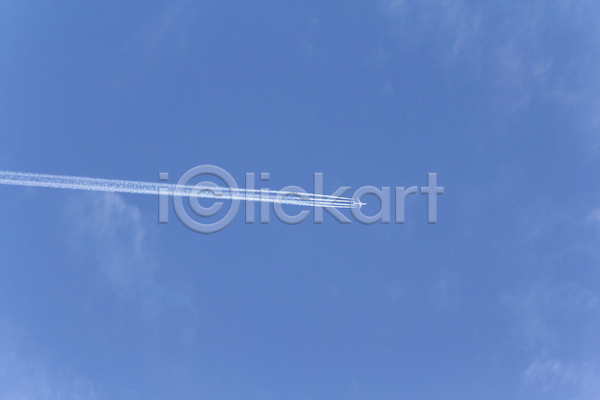 사람없음 JPG 포토 해외이미지 구름(자연) 비행기 비행운 야외 주간 파란색 하늘 해외202004