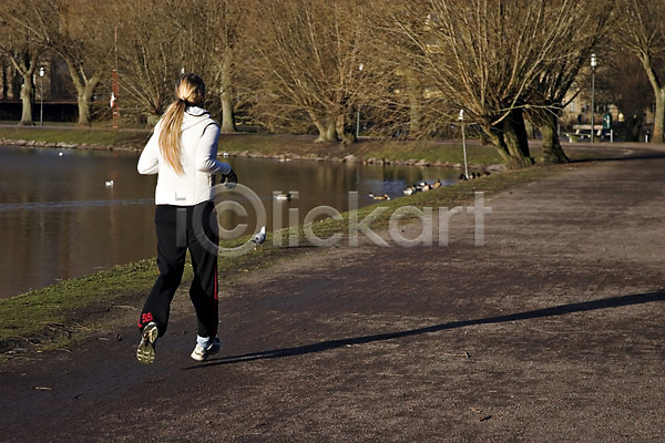사람 사람없음 성인 여자 JPG 포토 해외이미지 건강 공원 기차 길 달리기 달리기선수 도로 땀 라이프스타일 마라톤 모양 몸무게 선로 스포츠 습관 신발 야외 양발 연습 운동 조깅 포즈 해외202004 혼자