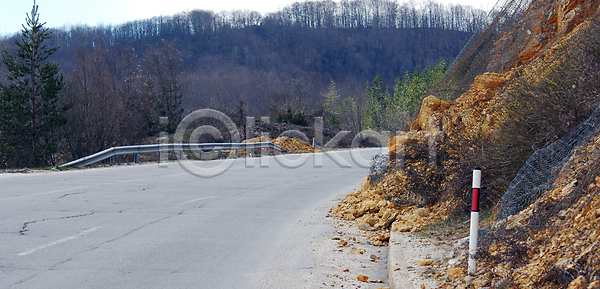 떨어짐 위험 사람없음 JPG 포토 해외이미지 거리 경계 경고문 경사 고속도로 곡선 관광지 교통시설 길 길가 도로 되감기 먼지 물 산맥 아스팔트 안전 암초 야외 여행 오렌지 지질학 풍경 해외202004 해외포토