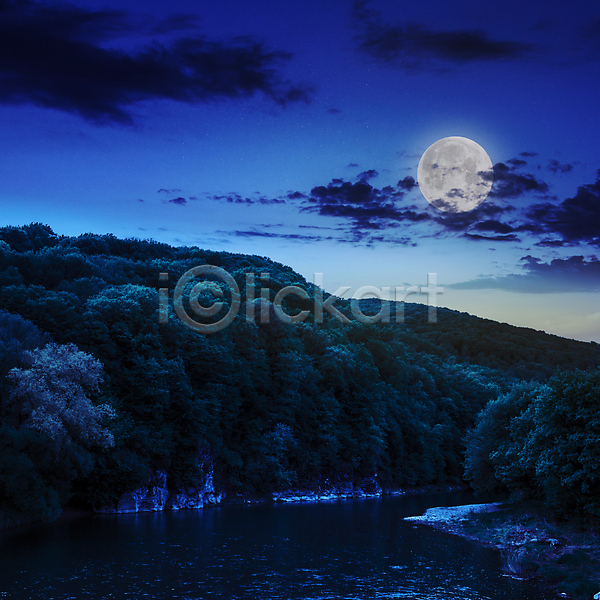 사람없음 JPG 포토 해외이미지 강 구름(자연) 달 보름달 산 야간 야외 파란색 풍경(경치) 하늘 해외202004