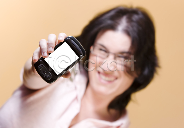 행복 사람 여자 한명 JPG 포토 해외이미지 PDA 갈색머리 머리 모델 미소(표정) 상반신 세포 셀룰러 안경 외침 전화기 주머니 컴퓨터 통신 포즈 피부 해외202004 핸드폰