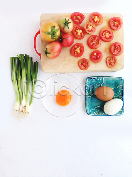 사람없음 JPG 포토 해외이미지 계란 나무도마 단면 방울토마토 식재료 실내 토마토 파 해외202004 흰배경