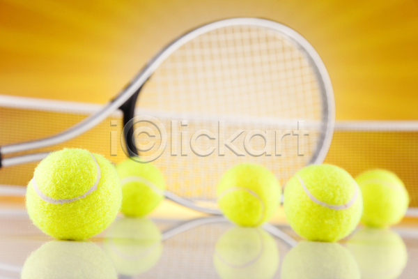 사람없음 JPG 아웃포커스 포토 해외이미지 반사 실내 주황색배경 테니스 테니스공 테니스라켓 테니스용품 해외202004