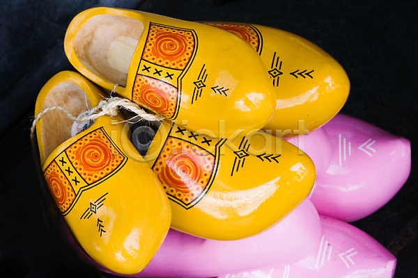 사람없음 JPG 포토 해외이미지 그리기 기념품 네덜란드 노란색 목재 분홍색 상점 세일 신발 여행객 장식 제의 치수 판매 페인트 해외202004