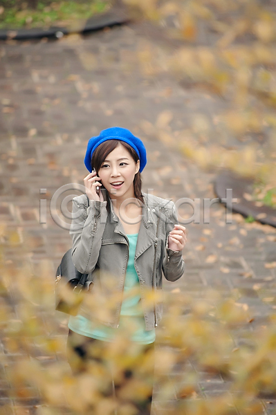 화려 동양인 여자 한명 JPG 포토 해외이미지 가을(계절) 겨울 공원 나무 대만 대화 동쪽 모바일 부름 아시아 야외 얼굴 유행 응시 일본 전화기 주간 중국 통신 한국 해외202004 핸드폰