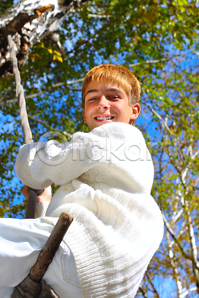떨어짐 위험 자유 행복 활발 흥분 10대 남자 사람 소년 한명 JPG 포토 해외이미지 1 10월 계절 공원 나무 놀이 모션 미소(표정) 빨간색 사춘기 속도 숲 야외 에너지 오렌지 옷 자연 점프 코드 해외202004 햇빛