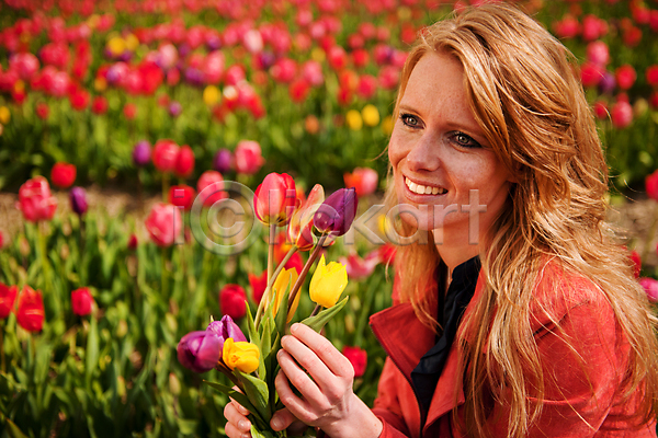 성인 한명 JPG 포토 해외이미지 금발 꽃 꽃다발 네덜란드 다발 미소(표정) 밭 블라우스 세로 야외 전구 컬러풀 튤립 파란색 해외202004