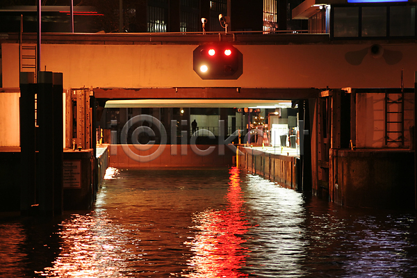 사람없음 JPG 포토 해외이미지 강 교통시설 대문 도시 독일 물 반사 수로 수면 액체 야간 운하 유럽 전등 채널 포트 표면 함부르크 항구 해외202004