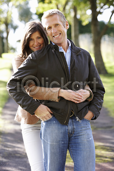 사랑 산책 여유 함께함 행복 40대 남자 두명 백인 사람 여자 중년 JPG 포토 해외이미지 걷기 라이프스타일 미소(표정) 세로 앉기 야외 커플 포옹 해외202004