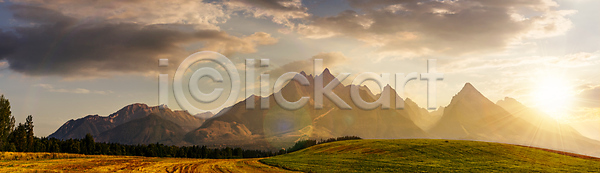 화려 사람없음 JPG 포토 해외이미지 교외 날씨 농업 몽환 밭 불꽃 산 산등성이 산악지대 슬로바키아 시골 언덕 여름 영광군 일몰 저녁 절정 지역 층 태양 파노라마 하늘 해외202004 해외포토 햇빛 혹 환경 흥미