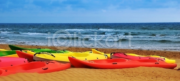 사람없음 JPG 포토 해외이미지 모래 물 바다 수평선 스포츠 야외 여름 여행 열대기후 카약 컬러풀 파도 해외202004 해외포토 휴가