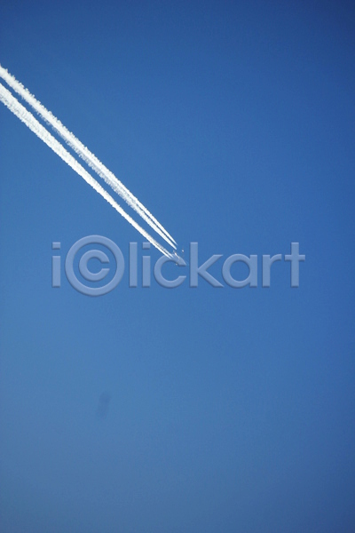 사람없음 JPG 포토 해외이미지 비행기 비행운 야외 주간 파란색 하늘 해외202004