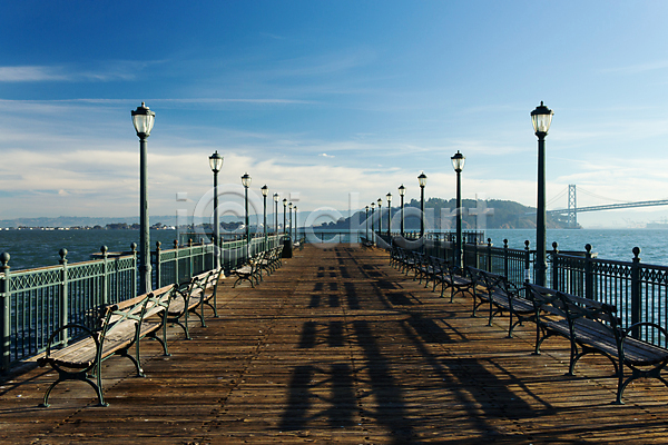 침묵 평화 사람없음 JPG 포토 해외이미지 갑판 난간 단상 만 목재 물 미국 바다 방파제 백그라운드 부둣가 산책로 샌프란시스코 야외 주간 카피스페이스 캘리포니아 풍경(경치) 항구 해외202004 햇빛