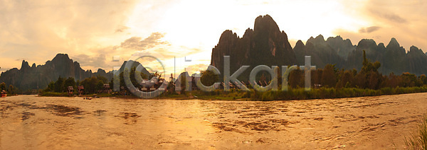 동양인 사람없음 JPG 포토 해외이미지 강 강가 구름 동쪽 라오스 메콩강 문화 물 방갈로 보트 산 시골 아시아 아침 야외 여행 여행객 열대우림 오두막 일몰 자연 장면 전통 초록색 태양 튜브 파노라마 풍경 하늘 해외202004 해외포토 휴가 휴양지