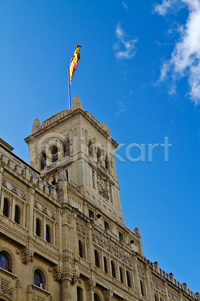 사람없음 JPG 포토 해외이미지 건물 건축양식 구름(자연) 깃발 마드리드 바위 스페인 스페인어 역사 옛날 외관 유럽 전국 창문 파란색 하늘 해외202004 흰색