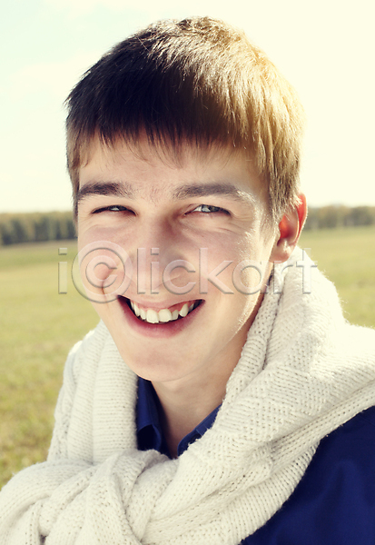 기쁨 행복 10대 남자 백인 소년 청년 한명 JPG 비네팅 포토 해외이미지 1 노란색 라이프스타일 목도리 밭 서기 셔츠 수평선 스웨터 야외 응시 자연 태양 하늘 해외202004 햇빛 효과