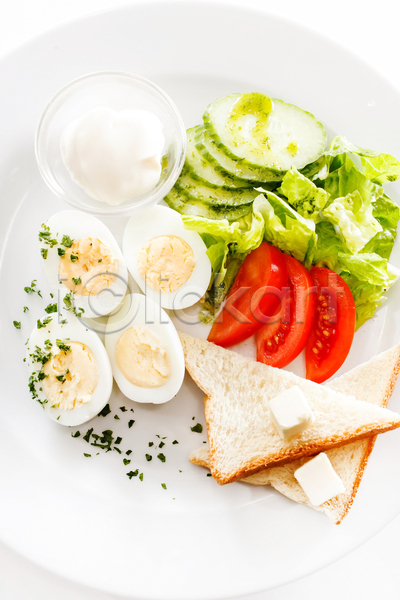 사람없음 JPG 포토 하이앵글 해외이미지 버터 삶은계란 샐러드 슬라이스 식빵 실내 아침식사 오이 접시 채소 토마토 해외202004 흰배경