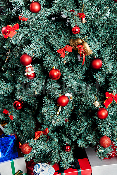 새로움 축하 사람없음 JPG 포토 해외이미지 겨울 공 나무 리본 모델 번빵 별 빛 빨간색 산타클로스 상자 선물 선물상자 세로 소나무 연도 장식 재산 전등 초록색 축제 컬러풀 크리스마스 해외202004 황금 휴가 흰색