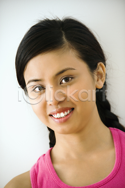 동양인 사람 성인 여자 청소년 한명 JPG 포토 해외이미지 건강 라이프스타일 미소(표정) 세로 실내 얼굴 표현 해외202004 흰배경