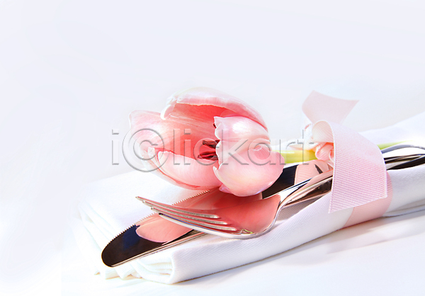우아함 사람없음 JPG 포토 해외이미지 기구 꽃 냅킨 백자 분홍색 설정 세트 식기 식당 식사 안경 우아 은색 음식 장식 저녁식사 접시 정중 칼 탁자 포크 해외202004 흰색