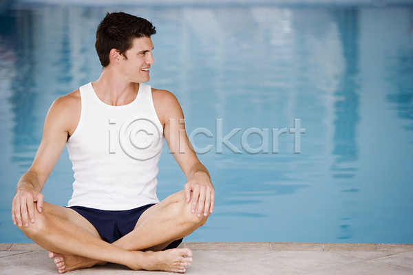고요 여유 침묵 평화 행복 휴식 30대 남자 백인 한명 JPG 포토 해외이미지 가로 건강 명상 미소(표정) 수영장 스파 실내 앉기 요가 응시 전신 카피스페이스 해외202004