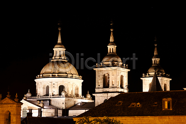 사람없음 JPG 포토 해외이미지 건물 건축물 건축양식 검은색 계절 교회 바실리카 백그라운드 수도원 스페인 야간 여행 유럽 지붕 카피스페이스 탑 해외202004