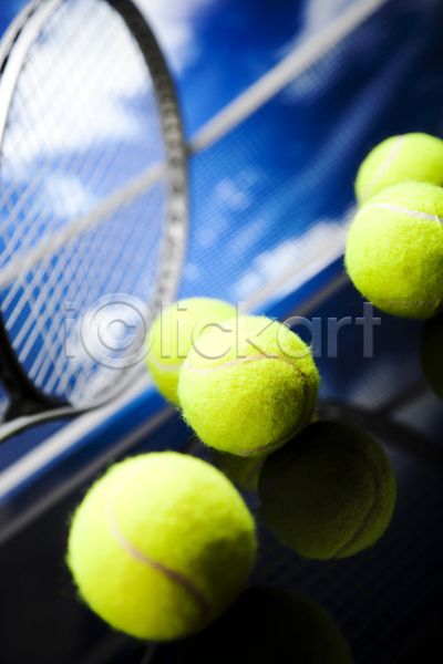 사람없음 JPG 포토 해외이미지 구름(자연) 네트 반사 실내 주간 테니스 테니스공 테니스라켓 테니스용품 하늘 해외202004