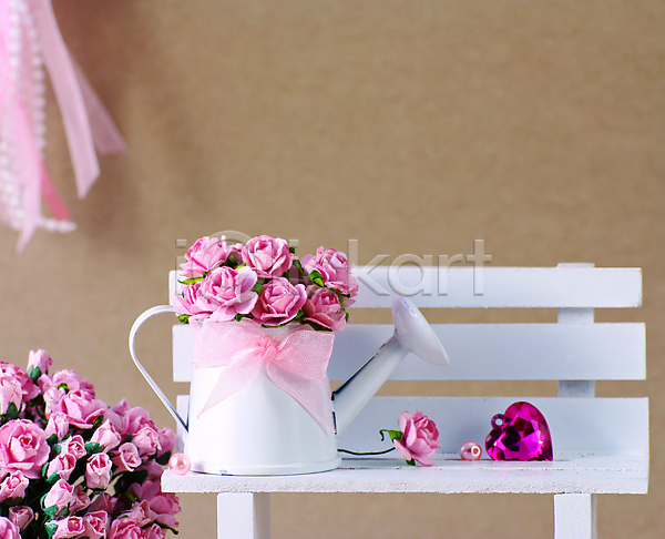 사랑 사람없음 JPG 포토 해외이미지 결혼 꽃 꽃무늬 내추럴 목재 물뿌리개 발렌타인데이 백그라운드 분홍색 식물 의자 자연 장미 장식 종이 초록색 하트 해외202004 흰색