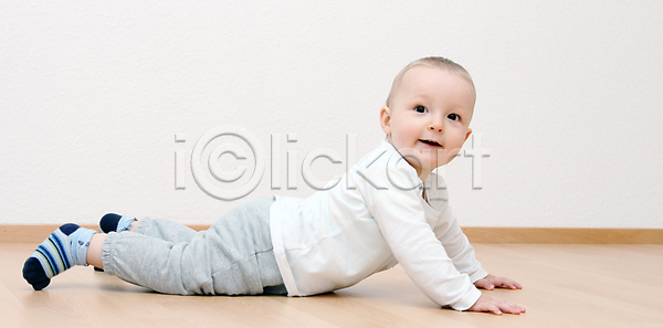 행복 남자 남자아기한명만 백인 사람 소년 아기 한명 JPG 옆모습 포토 해외이미지 기어가기 무릎 전신 해외202004 해외포토