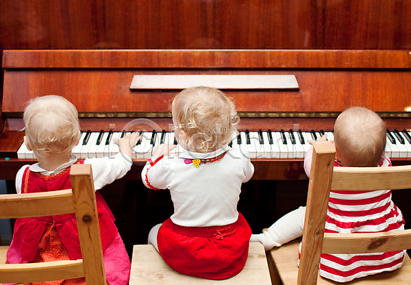 함께함 세명 아기 여자 여자아기만 JPG 뒷모습 포토 해외이미지 상반신 실내 앉기 연주 음악 피아노(악기) 피아노건반 해외202004