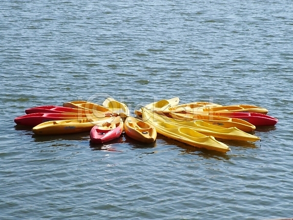 사람없음 JPG 포토 해외이미지 노란색 물 빨간색 스포츠 카누 카약 해외202004 호수 휴가