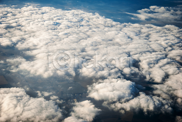 분위기 사람없음 JPG 포토 해외이미지 고도 구름(자연) 안테나 여행 오브젝트 우주 응시 파란색 하늘 항공 해외202004 햇빛 흰색