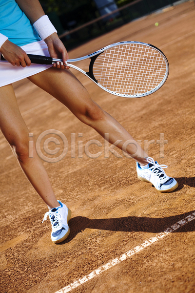 서양인 성인 성인여자한명만 여자 한명 JPG 앞모습 포토 해외이미지 들기 서기 야외 우먼라이프 주간 테니스 테니스라켓 테니스장 테니스화 하반신 해외202004
