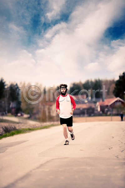 남자 사람 성인 한명 JPG 포토 해외이미지 건강 기차 노르웨이 달리기 달리기선수 도로 라이프스타일 리빙 모션 복고 수염 스타일 스포츠 시골 십자가 야외 연습 옛날 운동 자연 조깅 포즈 풍경(경치) 해외202004 혼자 히피
